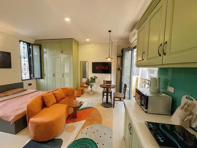 Appartement d’une chambre avec balcon et vue sur la ville — Migo Housing - Lift Access - Hanoi Beer Street - Central and Spacious - Ensuite Kitchen - Ensuite Bathroom